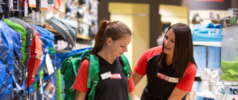 Une collaboratrice avec une apprentie Une collaboratrice avec une apprentie